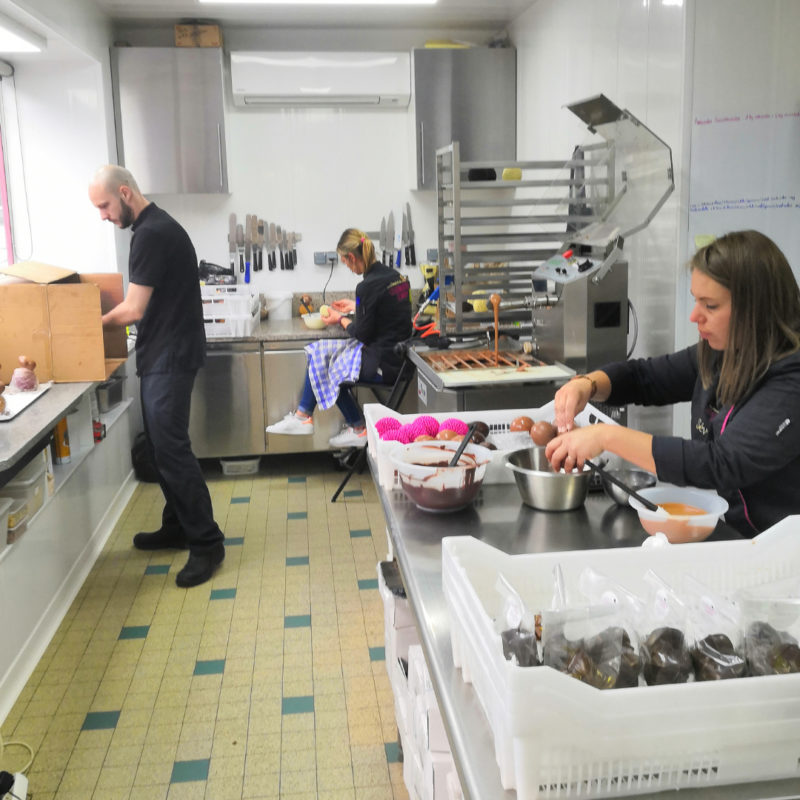 equipe-creation-laboratoire-pate-de-fruit-tartelettes-meringues-chocolat-sucette-gourmandises-manon-passy-plaisir (1)