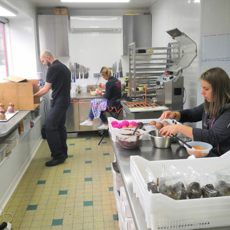 equipe-creation-laboratoire-pate-de-fruit-tartelettes-meringues-chocolat-sucette-gourmandises-manon-passy-plaisir (2)