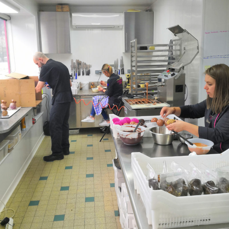 equipe-creation-laboratoire-pate-de-fruit-tartelettes-meringues-chocolat-sucette-gourmandises-manon-passy-plaisir (3)
