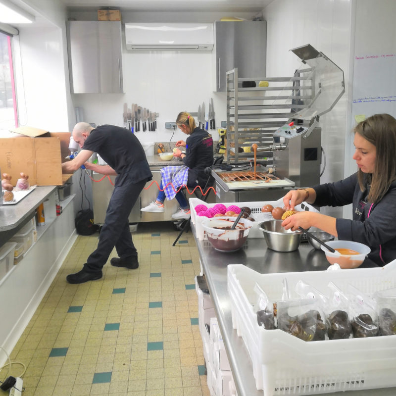 equipe-creation-laboratoire-pate-de-fruit-tartelettes-meringues-chocolat-sucette-gourmandises-manon-passy-plaisir (5)