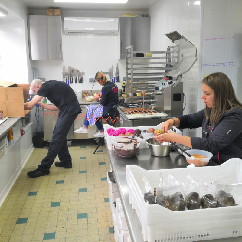 equipe-creation-laboratoire-pate-de-fruit-tartelettes-meringues-chocolat-sucette-gourmandises-manon-passy-plaisir (6)