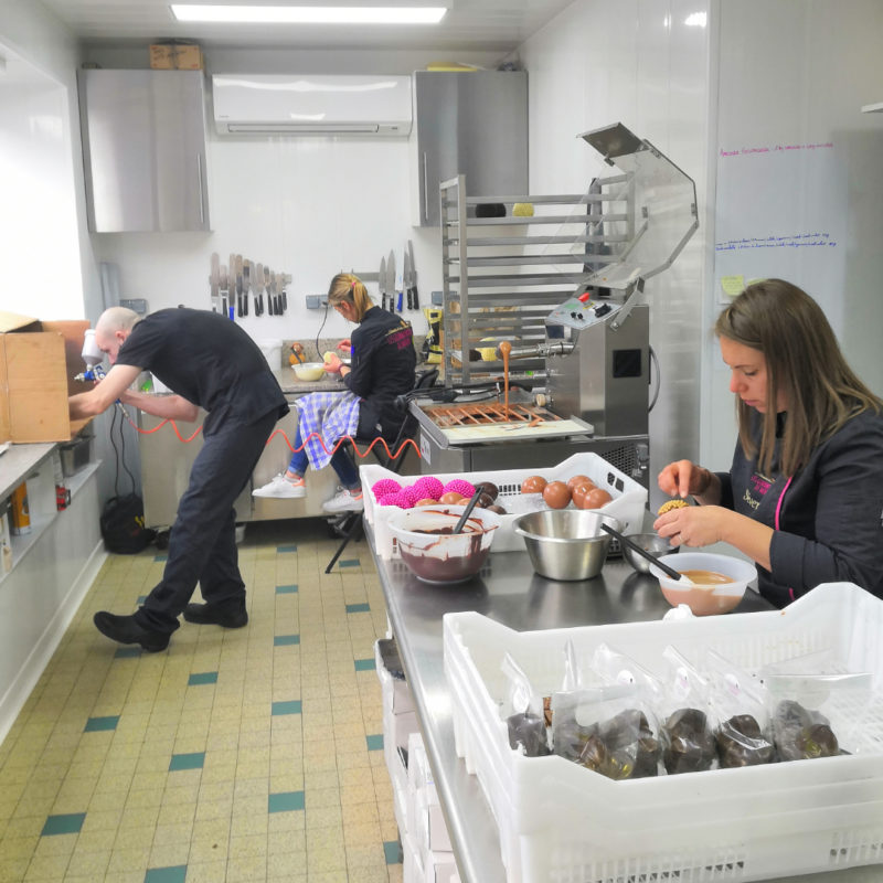equipe-creation-laboratoire-pate-de-fruit-tartelettes-meringues-chocolat-sucette-gourmandises-manon-passy-plaisir (7)